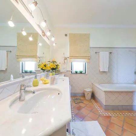 Villa Sleeps 4 With Pool Air Con And Wifi