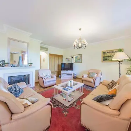 Sleeps 4 With Pool Air Con And Wifi Вилла *