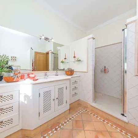 Вилла Sleeps 4 With Pool Air Con And Wifi *
